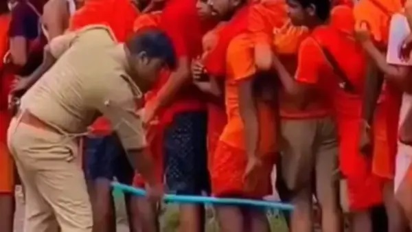 “వాళ్లు ప్రశాంతంగా క్యూలోనే నిలబడ్డారు కదా..?” — దైవదర్శనం కోసం వేచి ఉన్న భక్తులపై లాఠీఛార్జ్ చేసిన ఎస్సై; నెట్టింట లీకైన విస్మయకర వీడియో.. తీవ్ర కలకలం..!!