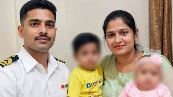 దేశాన్ని కాపాడే జవానుకు ఇంతటి విషాదమా..? “భార్యాభర్తలకు ఒకే చితి” — ఇద్దరు చిన్నారుల ఖననం; నేవీ జవాన్ కుటుంబానికి కన్నీటి వీడ్కోలు.. కంటతడి పెట్టిస్తున్న ఘటన!