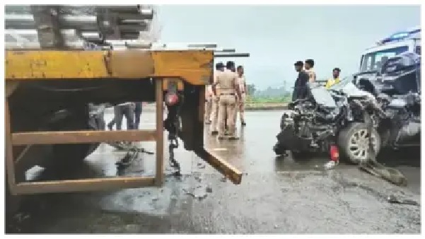 “అయ్యో పాపం.. కారు నుజ్జునుజ్జయి అప్పడంలా మారిపోయిందే..!” జాతీయ రహదారిపై రెప్పపాటులో జరిగిన ఘోరం.. కలచివేస్తున్న దృశ్యాలు!
