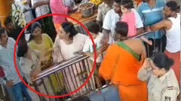 “నేను గర్భగుడిలోకి వెళ్లాలనుకుంటున్నాను.. గుడిలో అరాచకం”.. ఎమ్మెల్యే కూతురు మహిళా అధికారిపై చేయి చేసుకుంది.. షాకింగ్ వీడియో..!