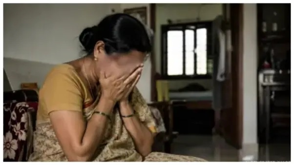 “ఆ నలుగురినీ ఊరికే వదలకూడదు!”.. పోలీసులను ఆశ్రయించి కన్నీరుమున్నీరైన బాధితురాలు – కేసు నమోదు చేసి దర్యాప్తు!