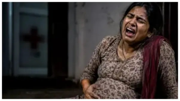 “50 అడుగుల దూరంలో ఆసుపత్రి ఉండి ఏం లాభం?”: గుమ్మం ముందే సగంలో ఆగిపోయిన ప్రసవం.. నొప్పితో విలవిల్లాడిన గర్భిణి.. గుండెల్ని పిండేసే దారుణం..!!!