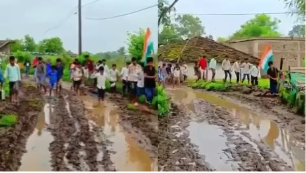 “దారి చూస్తే బురదమయం.. స్కూల్ భవనం ఎప్పుడు కూలుతుందో తెలీదు.. అయినా చేతిలో జాతీయ జెండాతో బడికి వెళ్తున్న పిల్లలు!” — ఈ ముఖాలు చూసైనా కాస్త సాయం చేయండి సారూ..!
