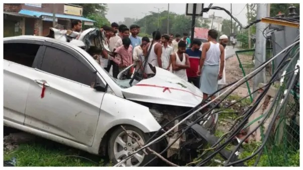 “విద్యుత్ ట్రాన్స్‌ఫార్మర్‌ను ఢీకొట్టిన మితిమీరిన వేగపు కారు: భయానక ప్రమాదం!” కారులో చెలరేగిన మంటలు.. ముగ్గురు యువకులు సజీవ దహనం.. తీవ్ర దిగ్భ్రాంతిలో స్థానికులు..!!!