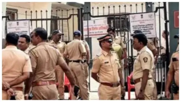 “మృగంగా మారిన క్యాబ్ డ్రై”మృగంగా మారిన క్యాబ్ డ్రైవర్!” విమానాశ్రయ మార్గంలో వెన్నులో వణుకు పుట్టించే ఘోరం.. కదులుతున్న కారులో పోరాడిన మహిళ!.. బయటపడ్డ డ్రైవర్ పైశాచిక ముఖం..!!!