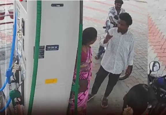“పెట్రోల్ పోయించుకుని డబ్బులు ఇవ్వలేదు!”: డబ్బులు అడిగిన కోపంతో మహిళా ఉద్యోగిపై దారుణ దాడి.. తిరువణ్ణామలైలో తీవ్ర కలకలం..!!