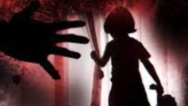 “పాపకు మూడేళ్లే..! స్కూల్ బస్సులోనే లైంగిక దాడి.. కడుపు నొప్పితో నానమ్మ వద్ద గుండెలవిసేలా రోదించిన చిన్నారి.. కామపిశాచిగా మారిన డ్రైవర్ నిర్వాకం..!!!”