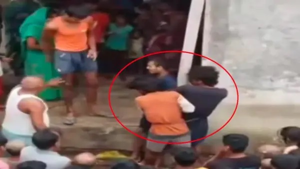 ఇది ఎలాంటి న్యాయం?.. కేవలం అనుమానం మీద చేసిన క్రూరమైన చర్య.. ప్రజలే చేసిన బరితెగించిన అన్యాయం.!!