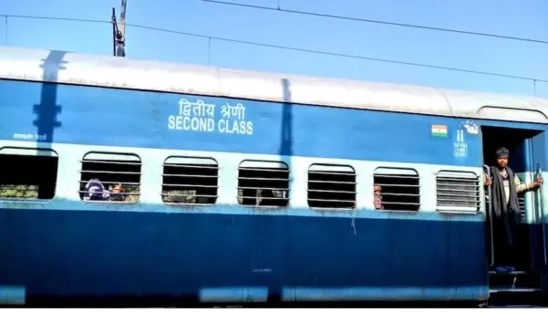 “ఒక్క లెటర్ ఇంత పెద్ద మార్పు తెచ్చింది!”: భారతీయ రైళ్లలో టాయిలెట్లు రావడానికి గల ఆసక్తికర చరిత్ర..!!