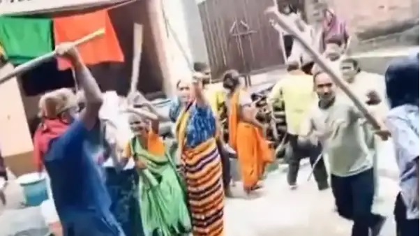 టాయిలెట్ నిర్మాణం కోసం ఇంత పెద్ద గొడవా.. పోలీసులొచ్చినా ఆగని ఘర్షణ!