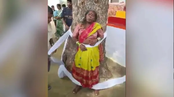 గర్భిణీ స్త్రీలు, చిన్నారులే టార్గెట్..! “ఇంట్లోనే చేతబడి చేస్తోంది”.. 60 ఏళ్ల వృద్ధురాలిని చెట్టుకు కట్టేసి దారుణంగా కొట్టిన గ్రామస్తులు.. హద్దులు దాటిన 14 మంది.. షాకింగ్ వీడియో.!