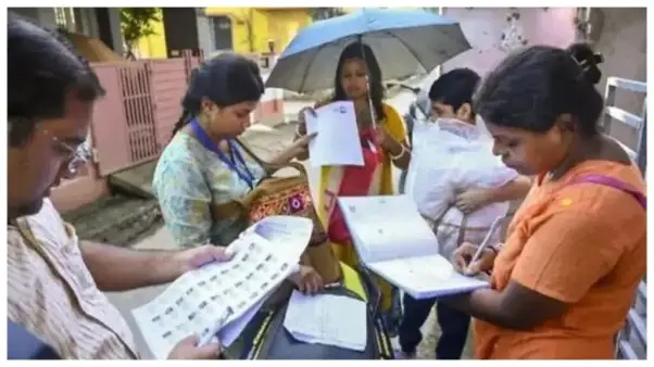 “నోటీసులు పంపడంలో విఐపీల పేర్లు కూడా బయటపడటంతోనే ఈ అత్యవసర మార్పా బాస్?” – వీఐపీ ఓటర్లలో చెలరేగిన గందరగోళం తర్వాత వెలుగులోకి వచ్చిన సంచలన అప్డేట్..!!!