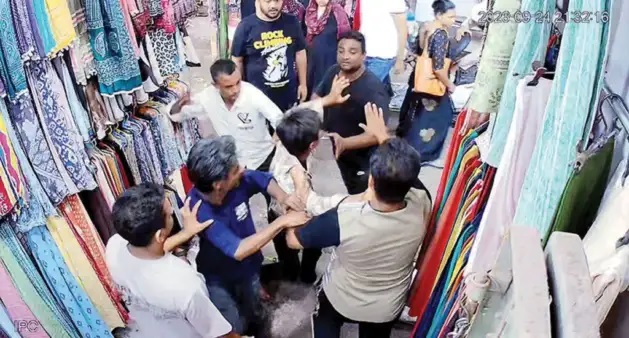 “మమ్మల్ని క్షమించండి సామీ!” — బండి పక్కకు తీయమనడమే పాపమా? దుకాణంలోకి చొరబడి విధ్వంసం సృష్టించిన రౌడీ మూక.. నడిబజారులో క్షమాపణలు చెప్పించిన పోలీసుల మార్క్ యాక్షన్.. వైరల్ అవుతున్న వీడియో!