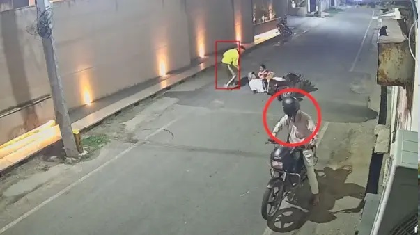 “గొలుసు ఇవ్వు, లేదంటే కాల్చేస్తా!” నకిలీ తుపాకీతో వృద్ధ దంపతులను బెదిరించిన దొంగలు.. స్థానికులు రావడంతో ఒకడు పట్టివేత, మరొకడు పరార్!