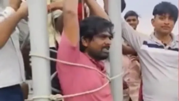 “రెండేళ్లుగా నెట్వర్క్ రావట్లేదని భగ్గుమన్న గ్రామస్తులు.. మొబైల్ టవర్ సిబ్బందిని టవర్కే కట్టేసిన వైనం.. అధికారులను రప్పించాలంటూ హల్చల్.. నెట్టింట వైరలవుతున్న షాకింగ్ వీడియో.!!!”
