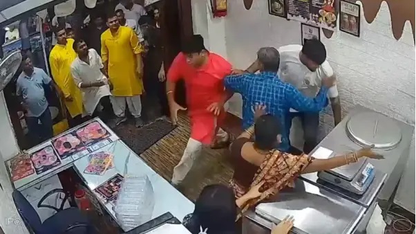 “కేవలం రూ.21 వేలకేనా ఇంత పెద్ద గొడవ?” – వినాయక చవితి చందా అడగడానికి వెళ్లిన చోట భగ్గుమన్న ఘర్షణ!.. మరుసటి క్షణమే జరిగింది చూసి దిగ్భ్రాంతి చెందిన ప్రజలు.. వైరల్ అవుతున్న సీసీటీవీ దృశ్యాలతో కలకలం..!
