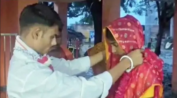 “అర్ధరాత్రి ప్రియురాలి ఇంట్లో చిక్కిన యువకుడు” – గుడి తలుపుల వద్ద హడావుడిగా జరిగిన పెళ్లి..!!
