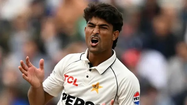 “గంటకు 145 కి.మీ వేగంతో విసిరి ఏం లాభం?”.. టెస్ట్ క్రికెట్ చరిత్రలోనే అత్యంత చెత్త రికార్డు.. అరంగేట్ర మ్యాచ్లోనే అడ్డంగా దొరికిపోయిన పాకిస్తాన్ ఫాస్ట్ బౌలర్..!!
