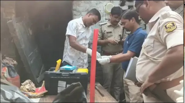 మద్యం కోసం డబ్బులు అడిగాడు.. రూ.50 మాత్రమే ఇచ్చారు! ఆగ్రహంతో తండ్రిపై గొడ్డలితో దాడి.. తల్లి కూడా తీవ్రంగా గాయపడింది