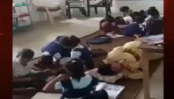 “క్లాస్‌రూమ్‌లో టీచరే ఇలా నిద్రపోతే…?” ప్రాథమిక పాఠశాలలో వెలుగుచూసిన షాకింగ్ సంఘటన… వైరల్ అవుతున్న వీడియో…!!