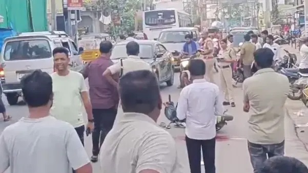 యువతి వెంటపడిన యువకుడు. కుటుంబసభ్యులు చెప్పిన ఒకే మాట! ఆ తర్వాత ఇంట్లో జరిగిన ఘటనే వేరు.. ప్రేమను వ్యతిరేకించిన తండ్రికి ఎదురైన ఘోరం.!!!