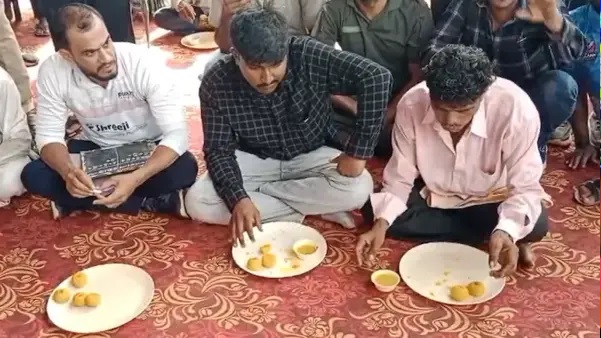 ఒకటి కాదు, రెండు కాదు… 30 నిమిషాల్లో 28 లడ్డూలు! విరామం లేకుండా తిన్న వ్యక్తిని చూసి నోరెళ్లబెట్టిన జనాలు! వరుసగా 2వ సారి సాధించిన రికార్డు! లడ్డూలు తిని అదరగొట్టిన వ్యక్తి… దక్కిన బహుమతి!