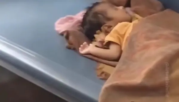 “కన్న బిడ్డను ఇలా వదిలేసి వెళ్తారా?” రైలులో ఒంటరిగా విలపించిన చిన్నారి.. నెటిజన్ల ఆగ్రహం..!!