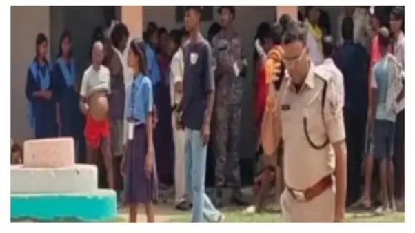 “నమ్మి పంపిన తల్లిదండ్రుల కడుపులో నిప్పులు పోశావా!”.. బాలికలపై లైంగిక వేధింపులకు పాల్పడ్డాడన్న ఆరోపణలు.. ప్రభుత్వ పాఠశాల ప్రధానోపాధ్యాయుడి అరెస్ట్!