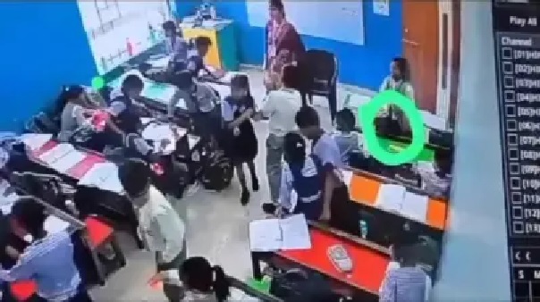 పాఠాలు వింటున్న చిన్నారికి ఒక్కసారిగా ఫిట్స్.. బయట డీజే మోతతో విషాదం! తరగతి గదిలో చదువుకుంటున్న రెండో తరగతి విద్యార్థిని ఒక్కసారిగా అస్వస్థతకు గురై మృతి.. వైరల్ అవుతున్న సీసీటీవీ వీడియో!