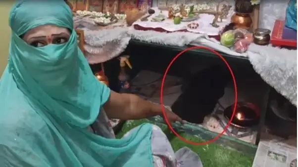 “ఇంటి పూజ గదిలోనే గొయ్యి తవ్వి.. మహిళను భయభ్రాంతులకు గురిచేసిన ముగ్గురు..! “కుటుంబానికి ఆపద” అని చెప్పి రూ.4 లక్షలు, బంగారు నగలు కాజేసినట్లు ఫిర్యాదు..! ఆ గొయ్యిలో ఏం పాతిపెట్టారో తెలిస్తే షాక్..!?”