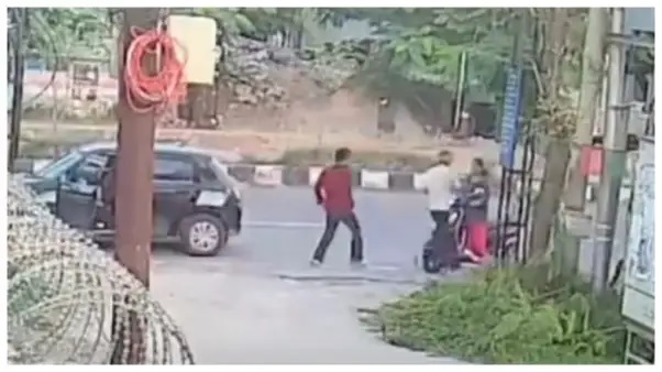 పట్టపగలు నడిరోడ్డుపై ఎత్తుకెళ్లేందుకు చూసిన కిడ్నాపర్ ముక్కు పిండిన వీరనారి! నెట్టింట వైరల్ అవుతున్న మహిళా సాహసపు సీసీటీవీ దృశ్యాలు!