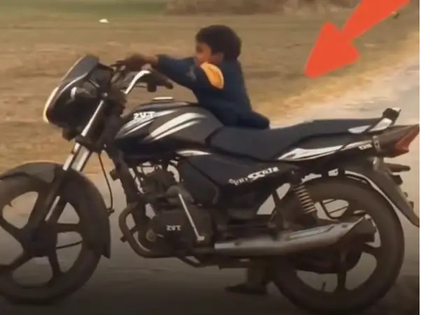 కాళ్లు కూడా నేలకు అందడం లేదు.. తల్లిదండ్రులదే బాధ్యత అంటున్న నెటిజన్లు!