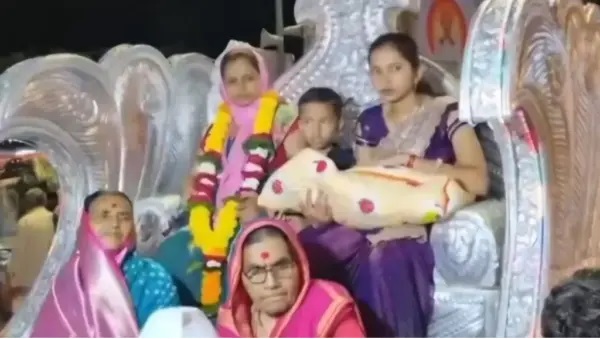 200 ఏళ్లుగా ఈ ఇంట్లో ఆడపిల్లే పుట్టలేదట.. ఇప్పుడు పుట్టిన బిడ్డకు ఇచ్చిన స్వాగతాన్ని200 ఏళ్లుగా ఈ ఇంట్లో ఆడపిల్లే పుట్టలేదట! ఇప్పుడు పుట్టిన చిన్నారికి ఇచ్చిన ఘన స్వాగతం చూడండి.. మేళతాళాలు, ఆటపాటలు.. ఒక మహారాణికి కూడా ఇలాంటి స్వాగతం దక్కదేమో!