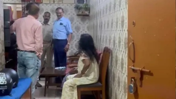 జనగణన పేరుతో ఇంట్లోకి చొరబడిన ముఠా..! పట్టపగలే భయానక దోపిడీ.. అరగంట పాటు వృద్ధురాలిని బందీగా ఉంచి.. ఒళ్లు గగుర్పొడిచే ఘటన..!!