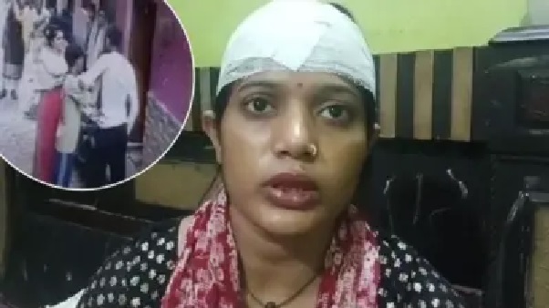చిన్నపిల్లల గొడవను ఆపడానికి వెళ్ళడం తప్పుა? పిల్లలను కొట్టవద్దని చెప్పినందుకు మహిళను నడిరోడ్డుపై తరుముతూ కొట్టిన సోదరులు; చెప్పుతో కొట్టి అవమానించారు!!