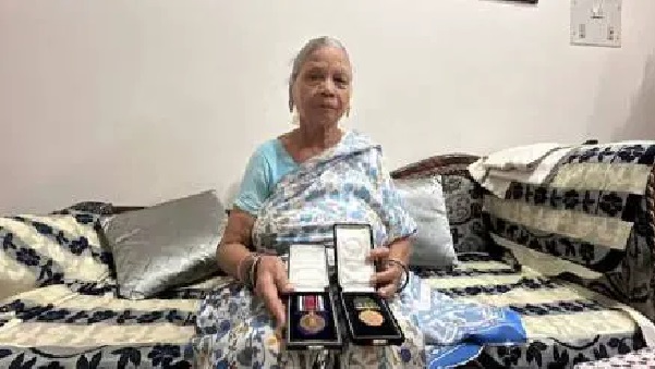 “నా కొడుకు శౌర్య చక్ర పతకాన్ని వెనక్కి తీసుకోండి..!” 22 ఏళ్ల పోరాటం తర్వాత 80 ఏళ్ల వృద్ధ తల్లి సంచలన నిర్ణయం..!!