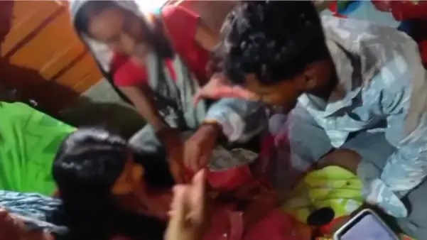 రాత్రి ప్రియురాలిని కలవడానికే కదా వెళ్ళాడు!.. గ్రామస్తులకు దొరికిపోవడంతో కథ అడ్డం తిరిగింది. మరుసటి రోజే ప్రియురాలి నుదుటన సిందూరం!.. ప్రేమికుడిగా వెళ్ళినవాడు భర్తగా తిరిగి వచ్చాడు.!!!