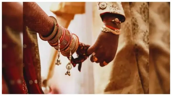 “కన్నప్రేమకు, పెంచిన మమకారానికి ఏదీ సాటిరాదు!” పెళ్లికూతురు బియ్యాన్ని వెనక్కి విసిరే ఆచారం వెనుక ఉన్న భావోద్వేగ రహస్యం..!!!