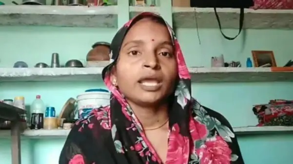 “చీరకట్టుతో పొయ్యి ఊదే పల్లెటూరి మహిళ..!” భర్తకు ప్రమాదం.. ఆదుకున్న యూట్యూబ్.. ఇంగ్లీష్ బోధిస్తూ ఆన్‌లైన్ క్లాసులు.. యూట్యూబ్ ద్వారా నెలకు ఇంత సంపాదిస్తున్నారా..??