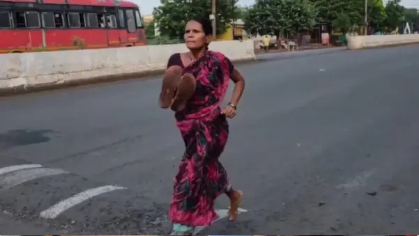 చెప్పులు చేతబూని నడిరోడ్డుపై ఒంటికాలి నడకలా పరుగెత్తి మారథాన్ గెలిచిన తల్లి! “ఇంటర్నెట్ను కదిలించిన ఒకే ఒక్క ఫోటో” – ఇద్దరు కుమార్తెల చదువుల బాధ్యతను స్వీకరించిన ప్రభుత్వం.. రూ.3,000 బహుమతి కోసం చేసిన త్యాగం వృథా పోలేదు!
