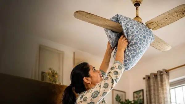 సీలింగ్ ఫ్యాన్ క్లీన్ చేసేటప్పుడు ముఖం నిండా దుమ్ము పడుతోందా.? ఒక్క పాత దిండు కవర్ ఉంటే చాలు.. దుమ్ము కింద పడకుండా తళతళలాడేలా శుభ్రం చేసుకోవచ్చు.!