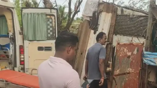 15 ఏళ్ల బాలికను వేధిస్తున్నాడని హెచ్చరించినందుకు దారుణం! అర్ధరాత్రి ఇంట్లోకి చొరబడి తల్లిని హత్య చేసిన యువకుడు.. తండ్రి, తమ్ముడిపై కొడవలితో దాడి.. ఇద్దరు బాలికలను కిడ్నాప్ చేసి పరార్!