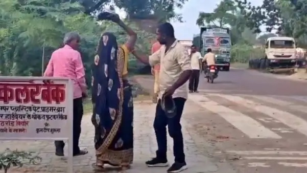 “నేను నా ప్రియుడితోనే ఉంటాను!”.. కూతురు చెప్పిన మాట విని కోర్టు ప్రాంగణంలోనే ప్రియుడి తండ్రిని చెప్పుతో కొట్టిన తల్లి.. ప్రియుడితో వెళ్లిపోయిందని కాళ్లతో తొక్కి కిరాతక దాడి..!!