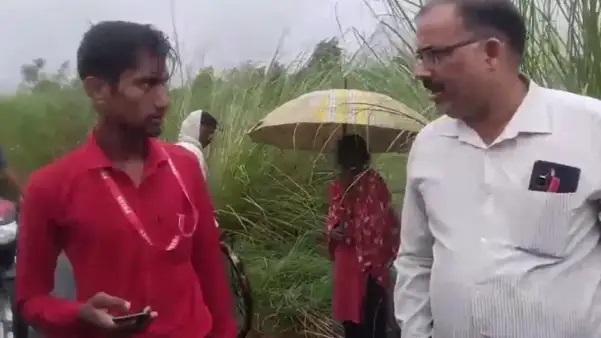 “మీది ఏ కులం..?” భూమిని కొలవడానికి వచ్చిన అధికారి అడిగిన ప్రశ్న.. మరుక్షణమే చెలరేగిన వివాదం..! తన కులం చెప్పగానే.. “ఎస్సీ-ఎస్టీ (SC-ST) చట్టం కింద ఇరికిస్తా” అని బెదిరించినట్లు యువకుడి ఆరోపణ..!!!