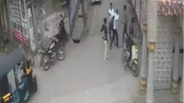 ఆటో డ్రైవర్తో చిన్న గొడవ.. ఆ వెంటనే దారుణం! నడిరోడ్డుపై కొడవళ్లతో విరుచుకుపడిన గుంపు.. ఇద్దరు విద్యార్థులపై విచక్షణారహితంగా దాడి!