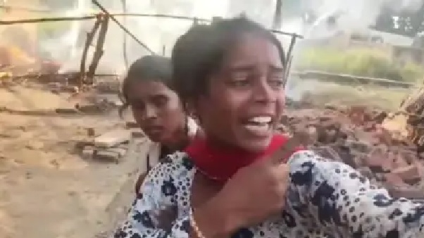 “నేను ఫూలన్ దేవిగా మారి ప్రతీకారం తీర్చుకుంటాను..! ఎవరినీ వదిలిపెట్టను.. మా ఇల్లునే తగలబెట్టారు కదా.. మండుతున్న మంటల ముందు ఆవేశంగా శపథం చేసిన యువతి. యూపీలో కలకలం.!”
