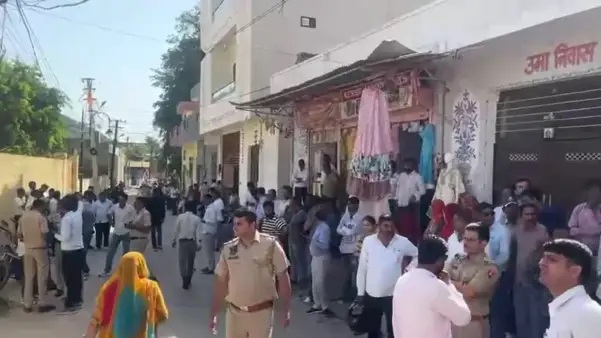 టూరిస్ట్ గైడ్ హత్యకు గురై నెల రోజులే అయింది. అప్పుడే మళ్లీ మొదలైన జీపుల రాకపోకలు! జీపులు నడవడం ప్రారంభం కాగానే దుకాణాలు మూసివేసి రోడ్లపైకి వచ్చిన జనాలు.. వీధుల్లో ఆందోళన.!!!