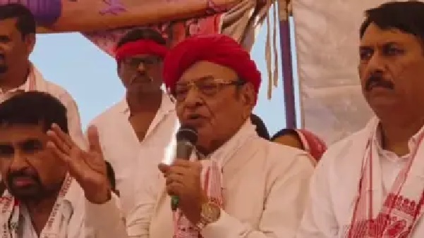 “చెత్త ఎత్తే పనికి వస్తే రూ.50,000 ఇస్తాను”.. బ్రాహ్మణులను విమర్శించిన మాజీ సీఎం.. “మా ఇంటి చెత్త ఎత్తితే రూ.5 లక్షలు ఇస్తా” అని బీజేపీ నేత కౌంటర్.. గుజరాత్ రాజకీయాల్లో పెను దుమారం.!
