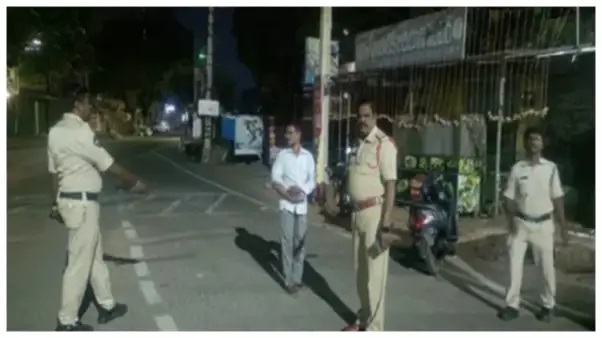 “రాత్రి 12 గంటలైతే చాలు.. టప్ టప్ మని శబ్దాలు వినిపిస్తున్నాయి బాబూ!” – పైకప్పులు పగులగొడుతున్న రాళ్ల వానకు భయపడి ఇళ్లు వదిలి పరుగులు తీస్తున్న జనం..!!!
