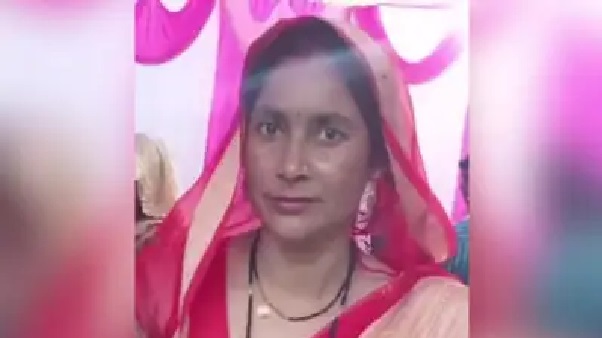 అన్నదమ్ముల గొడవ అనుకుంటే.. భూమి కోసం ఇంతటి ఘోరమా..! పొలంలో గడ్డి కోస్తున్న మహిళ.. వెనుక నుంచి వచ్చి గొడ్డలితో దాడి చేసిన బంధువు.!!!